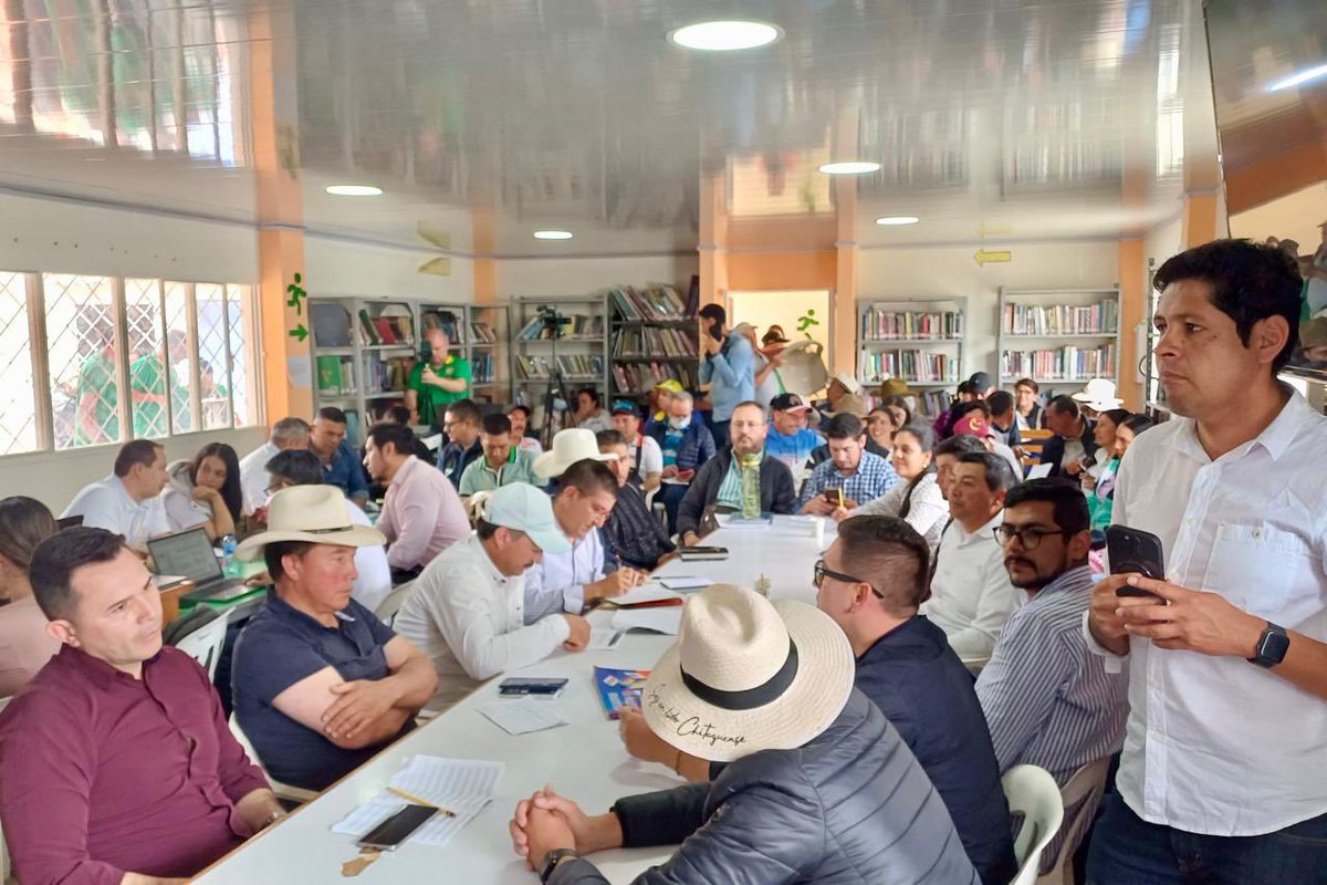 GobdeSantander's tweet photo. En el municipio de #Guaca, la Gobernación de Santander, participó en el desarrollo de las mesas técnicas sobre diversos puntos establecidos en el acuerdo suscrito entre el Gobierno Nacional, los voceros y representantes de los campesinos del Nororiente Colombiano. https://t.co/V2RRy8XYox