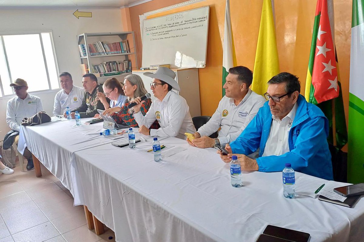 GobdeSantander's tweet photo. En el municipio de #Guaca, la Gobernación de Santander, participó en el desarrollo de las mesas técnicas sobre diversos puntos establecidos en el acuerdo suscrito entre el Gobierno Nacional, los voceros y representantes de los campesinos del Nororiente Colombiano. https://t.co/V2RRy8XYox