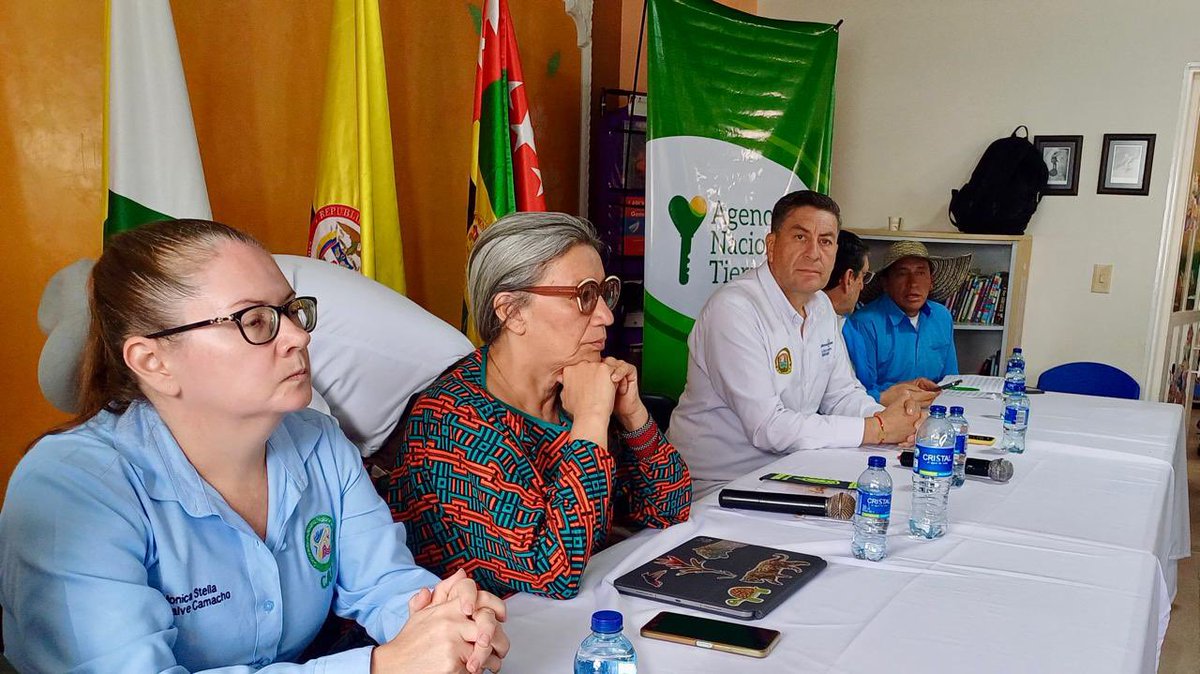GobdeSantander's tweet photo. En el municipio de #Guaca, la Gobernación de Santander, participó en el desarrollo de las mesas técnicas sobre diversos puntos establecidos en el acuerdo suscrito entre el Gobierno Nacional, los voceros y representantes de los campesinos del Nororiente Colombiano. https://t.co/V2RRy8XYox