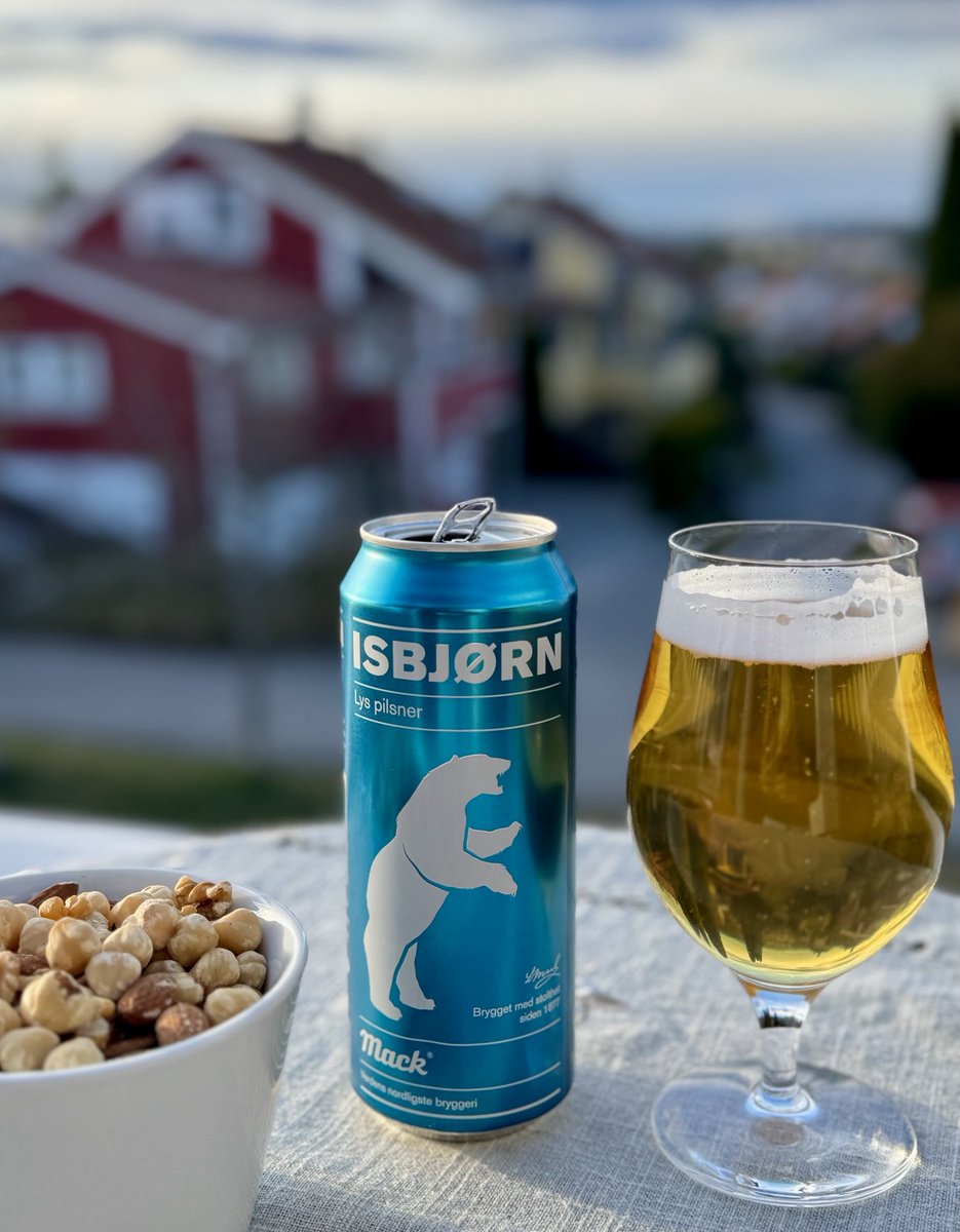 Explorerr_m's tweet photo. Hafta sonuna bu güzel havada bir birayla giriş yapayım. Türkiye’de kar yağıyor, ama Oslo’da yaz havası var☀️😊 Gecen nisanda tam tersiydi. https://t.co/DONb1rP8C0