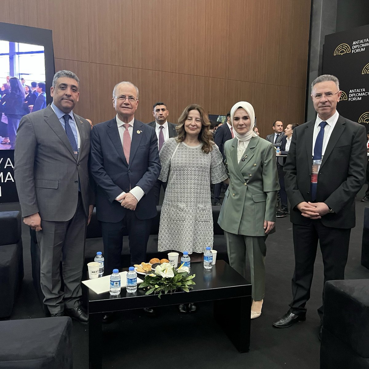 MahinurOzdemir's tweet photo. Antalya Diplomasi Forumu’nda, Filistin Başbakanı Sn. Muhammed Mustafa ve kıymetli eşi ile bir araya geldik.

Barışın diliyle konuşan bir dünya için diplomasinin gücüne inanıyoruz. Gazze’de kalıcı ateşkesin sağlanması, Filistin halkının onurlu ve bağımsız bir gelecek inşa etmesi için uluslararası toplumun ortak bir sorumluluğu vardır.

Türkiye, adil ve sürdürülebilir bir barış için her platformda Filistin’in yanında olmaya devam edecek.

#MEET4DIPLOMACY
#ADF2025