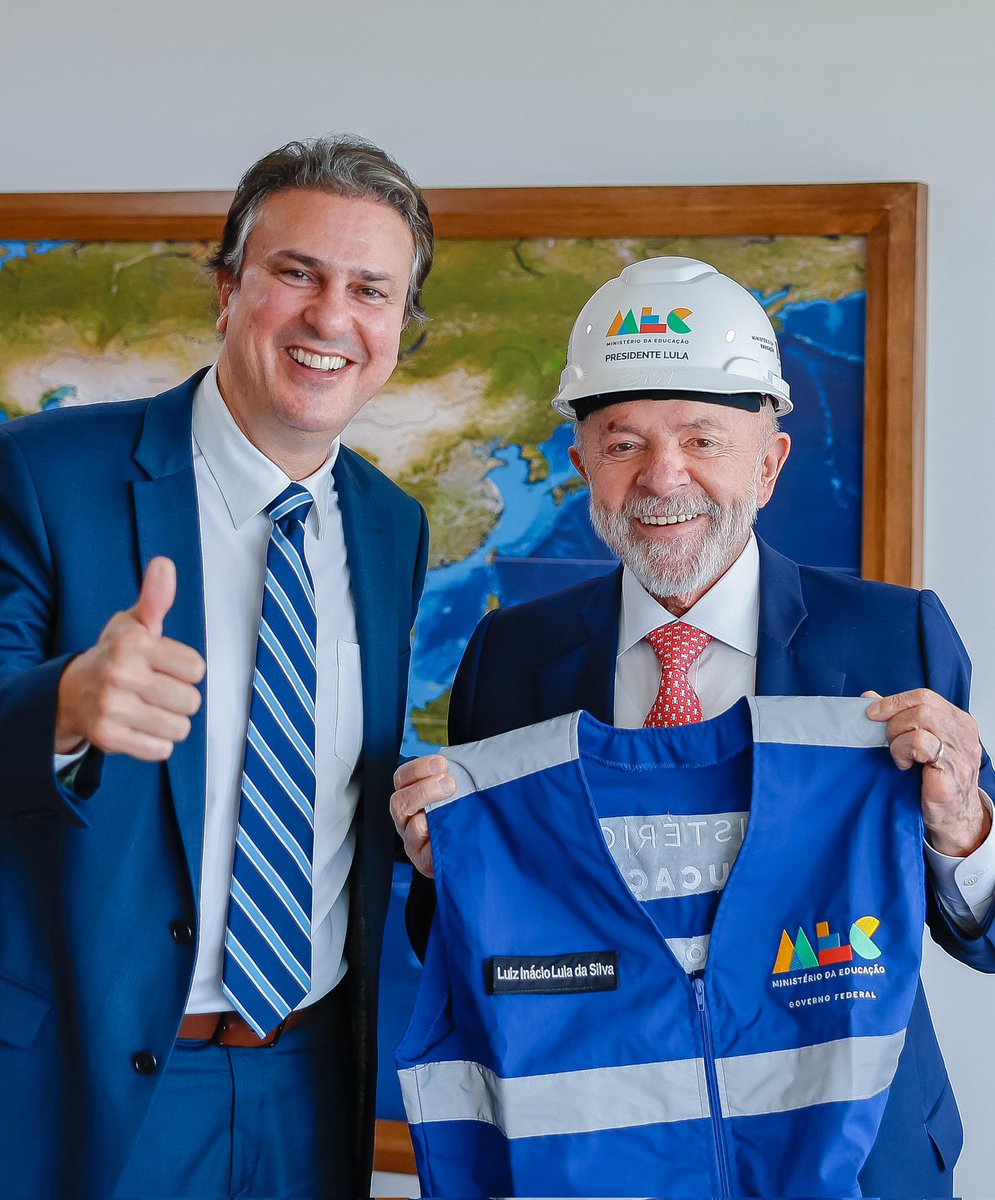 Lula (@lulaoficial) on Twitter photo A educação transforma vidas! É por isso que nós estamos trabalhando dia e noite, rodando o Brasil para vistoriar obras, entregar novas escolas, creches, universidades e Institutos Federais.
Hoje encontrei com o companheiro <a href="/CamiloSantanaCE/">Camilo Santana</a> e agora estou equipado, com colete e A educação transforma vidas! É por isso que nós estamos trabalhando dia e noite, rodando o Brasil para vistoriar obras, entregar novas escolas, creches, universidades e Institutos Federais.
Hoje encontrei com o companheiro <a href="/CamiloSantanaCE/">Camilo Santana</a> e agora estou equipado, com colete e