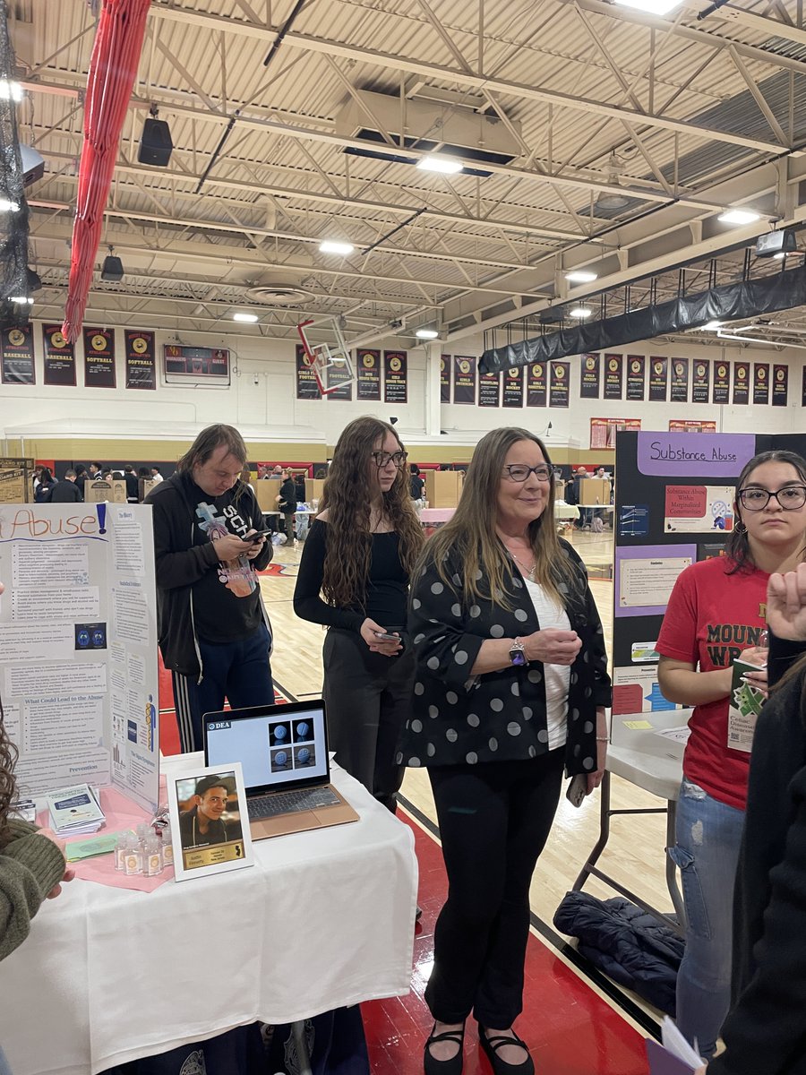 DEANEWJERSEYDiv's tweet photo. #DEANewJersey joins members of the senior class of Mount Olive High School to participate in their community awareness night, which highlighted a variety of important health topics including the dangers of #Fakepills, #Fentanyl, & prescription abuse. #DEA
@PrincipalMOHS #OnePill https://t.co/PvoMtSDbCx