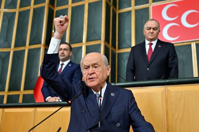 İsrail Başbakanı’yla birlikte soykırım suçuna karışan canilerin Lahey Adalet Divanı’nda vereceği hesap gecikmemeli, daha fazla sürüncemede bırakılmamalıdır.

Liderimiz Sayın Devlet Bahçeli