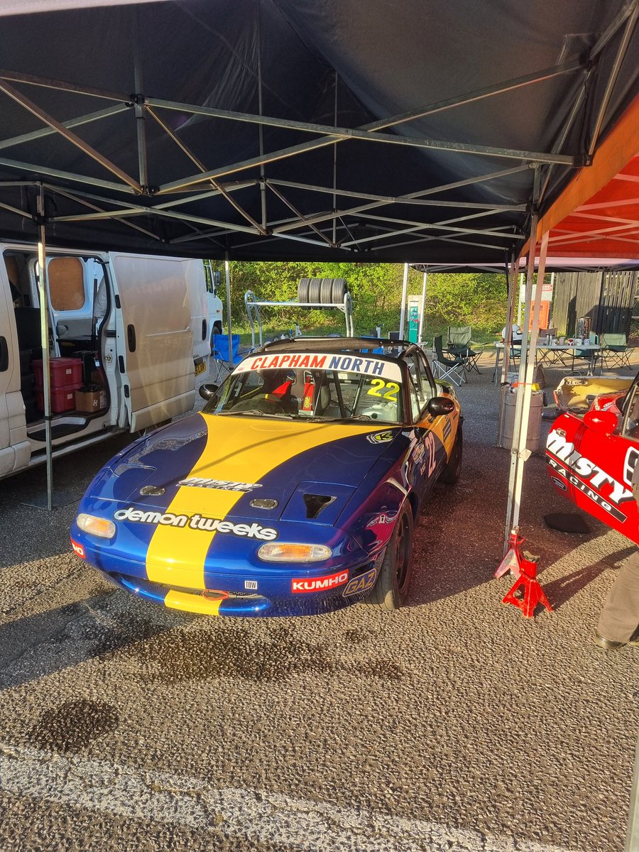 MattFlowers1's tweet photo. We're all set for a sunny race day at Brands Hatch tomorrow! Hoping to finish this weekend https://t.co/313rn8iiKe