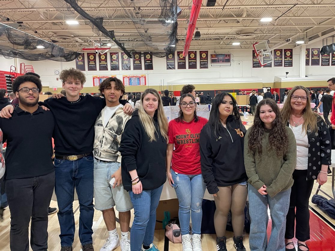 DEANEWJERSEYDiv's tweet photo. #DEANewJersey joins members of the senior class of Mount Olive High School to participate in their community awareness night, which highlighted a variety of important health topics including the dangers of #Fakepills, #Fentanyl, & prescription abuse. #DEA
@PrincipalMOHS #OnePill https://t.co/PvoMtSDbCx