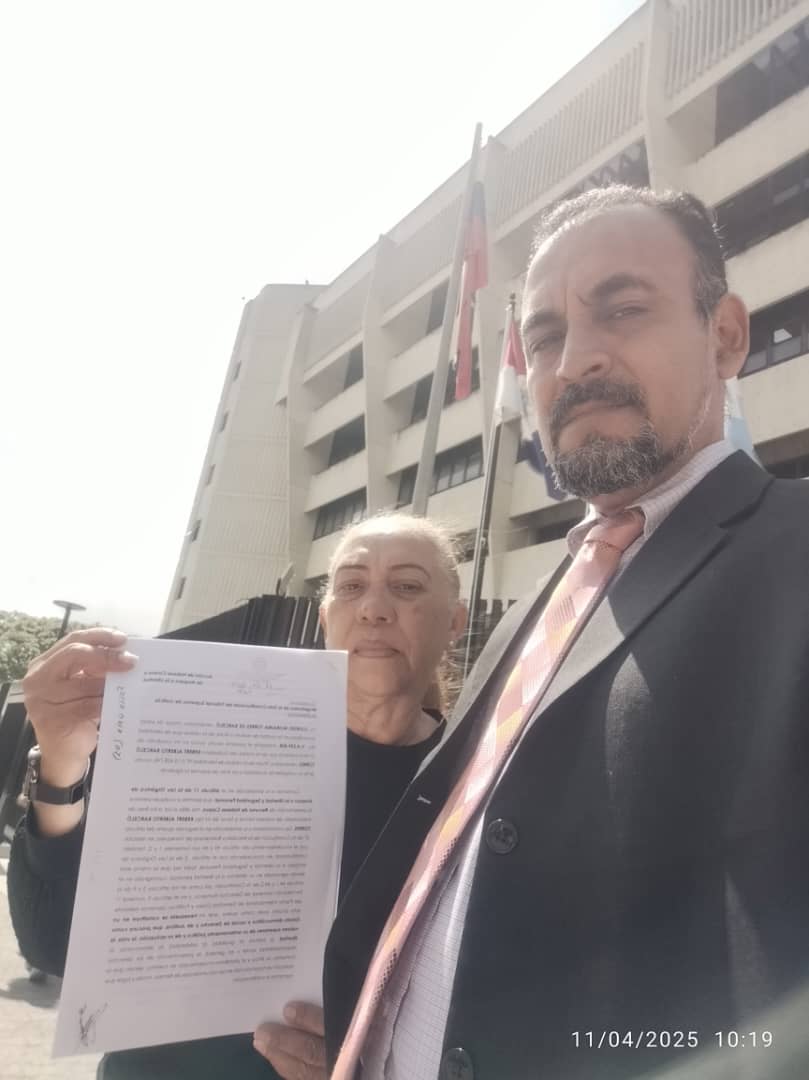 ⚖️Consignado Habeas Corpus en la Sala Constitucional del TSJ. Asistiendo a la señora Lourdes. Su hijo fue detenido en diciembre, 4 meses sin verlo ni saber dónde está, sin asistencia de abogados. 

Cese a las desapariciones forzadas.

DDHH para Venezuela🇻🇪
DDHH para el mundo 🌎
