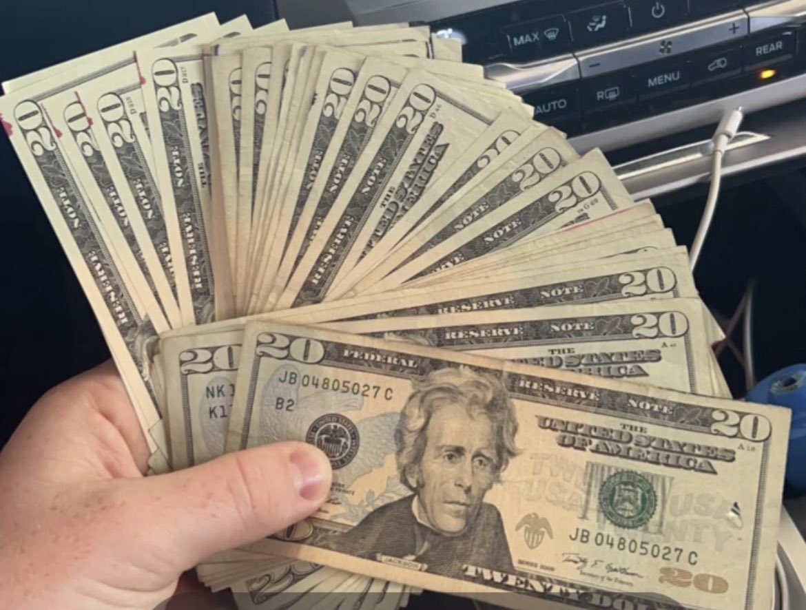 deandre_ta42069's tweet photo. Sold my food stamps to all the homeless people in town #getyobagup #moneyspread https://t.co/xrAM0AVG82