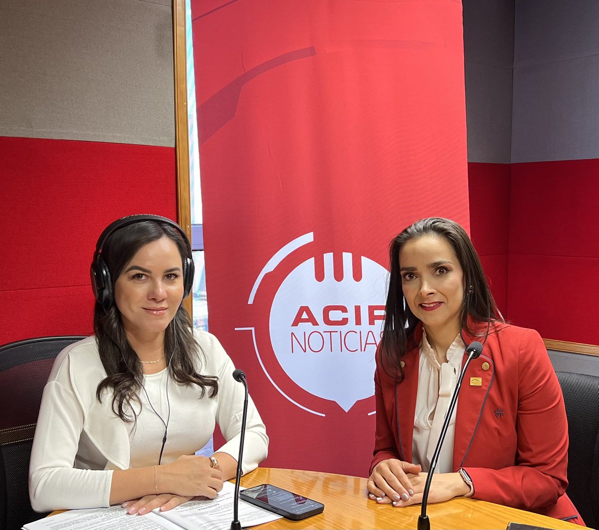CANADEVIGto's tweet photo. #MEDIOSDECOMUNICACIÓN🎙️

Atendiendo a su invitación, acudimos con @BELLATRIX_RAZO, titular del noticiero @PanoramaGTO de Grupo #ACIR.

Ahí nuestra Presidenta, Carmen Eugenia Hernández Duarte, platicó sobre las prioridades y acciones que atenderá el Consejo Directivo. https://t.co/cfWHegIvFN