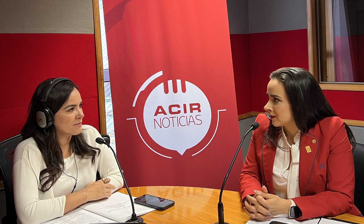 CANADEVIGto's tweet photo. #MEDIOSDECOMUNICACIÓN🎙️

Atendiendo a su invitación, acudimos con @BELLATRIX_RAZO, titular del noticiero @PanoramaGTO de Grupo #ACIR.

Ahí nuestra Presidenta, Carmen Eugenia Hernández Duarte, platicó sobre las prioridades y acciones que atenderá el Consejo Directivo. https://t.co/cfWHegIvFN