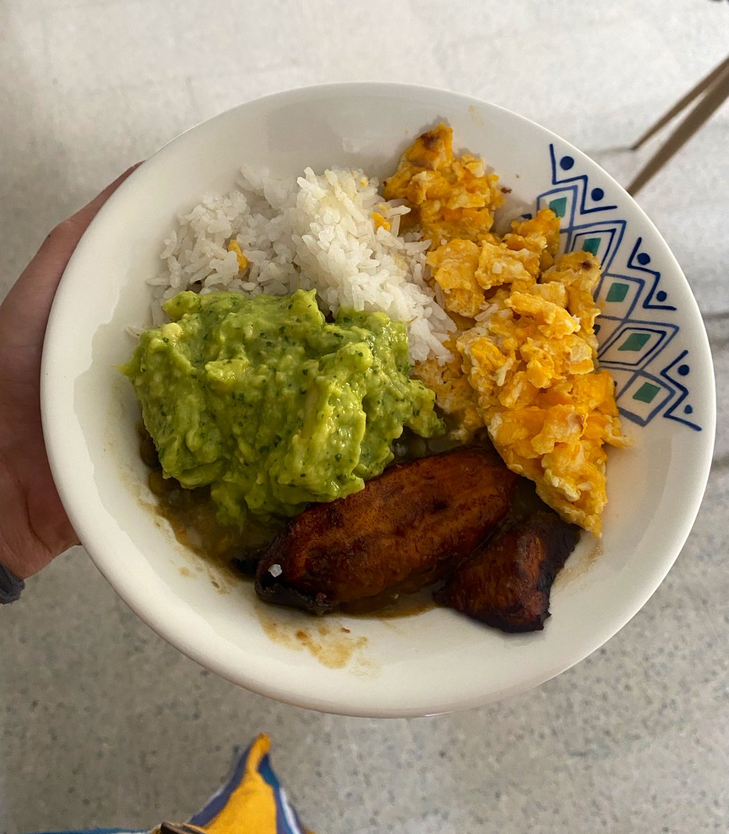 emeceer's tweet photo. Bowl poderoso de lentejas, huevo, tajadas, arroz y aguacate 🥑 https://t.co/HJRZKQ2Ozf