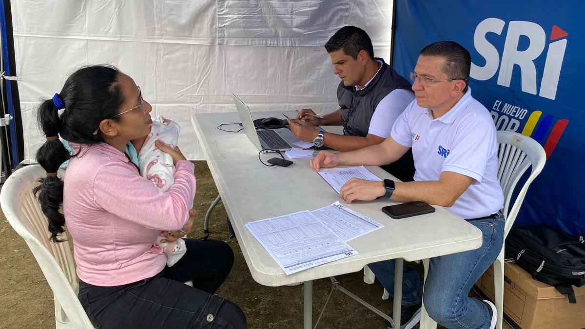 SRIoficialEc's tweet photo. #SRIzonal4

Con nuestra #BrigadaMóvil llegamos al Comité de Vivienda Rosita de Sarón del Cantón Santo Domingo de los Tsáchilas.

@Braulio_Veliz_L director Zonal y @Juan_C_Mendoza_ director Distrital brindaron información de los servicios del SRI.

#ElNuevoEcuador https://t.co/1lTGDrhp74