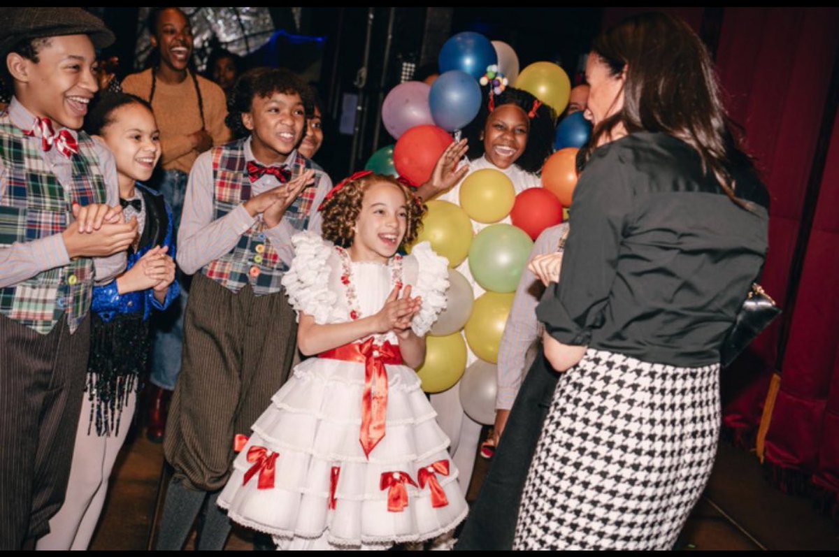 Vanix31's tweet image. This is how children look when they see a REAL princess, Can’t fake this hunny. 🤭#Meghan