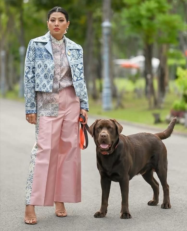hom1ww's tweet photo. ✨👸🧡🐕‍🦺 "สมเด็จพระเจ้าลูกเธอ เจ้าฟ้าสิริวัณณวรี นารีรัตนราชกัญญา กับ คุณเอ็มไอซิกข์ สุนัขทรงเลี้ยง" 
#สุนัขทรงเลี้ยงของเจ้าหญิง
#แผ่นดินไหว
#เรารักสถาบันพระมหากษัตริย์ https://t.co/tdp52zgXht