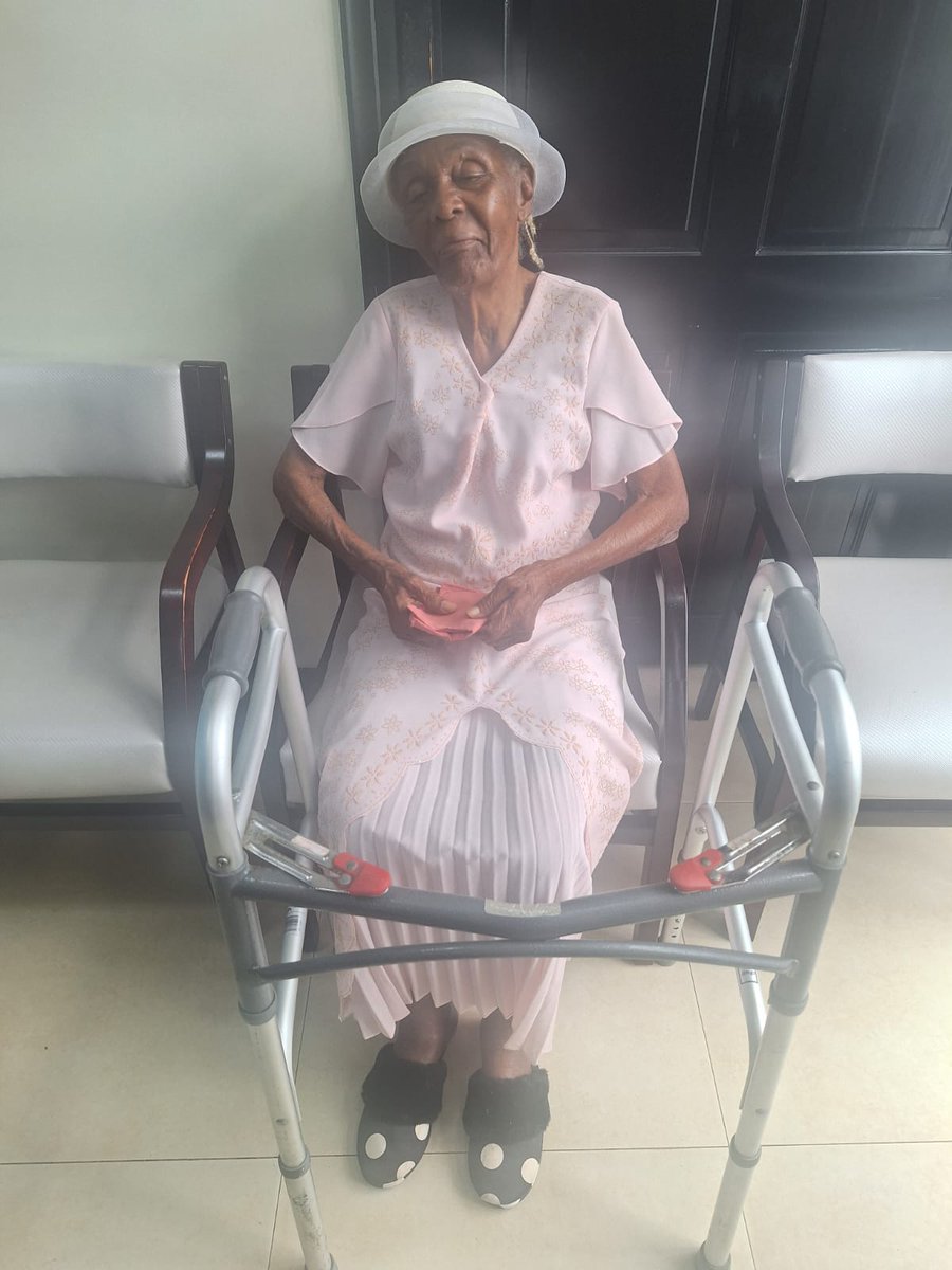 richielawrence's tweet photo. A wha yuh a do deh Richie? 

Ohhhh,  yuh a tek picture?

Haha 😄 Yuh nuh easy, eh nuh 🤣 
#OutWithMama
#93NotOut #NOTherBirthday https://t.co/L5jsOXwBJP