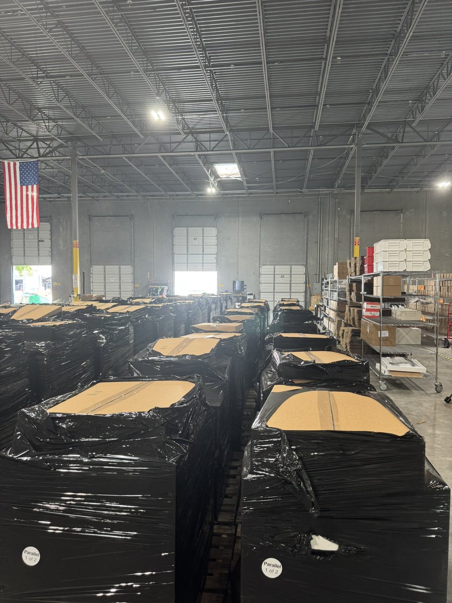 ZachBDell's tweet image. Warehouse visit today
The team is cooking 🧑🍳
Affordable &amp; reliable power coming to a neighborhood near you 🔋🇺🇸