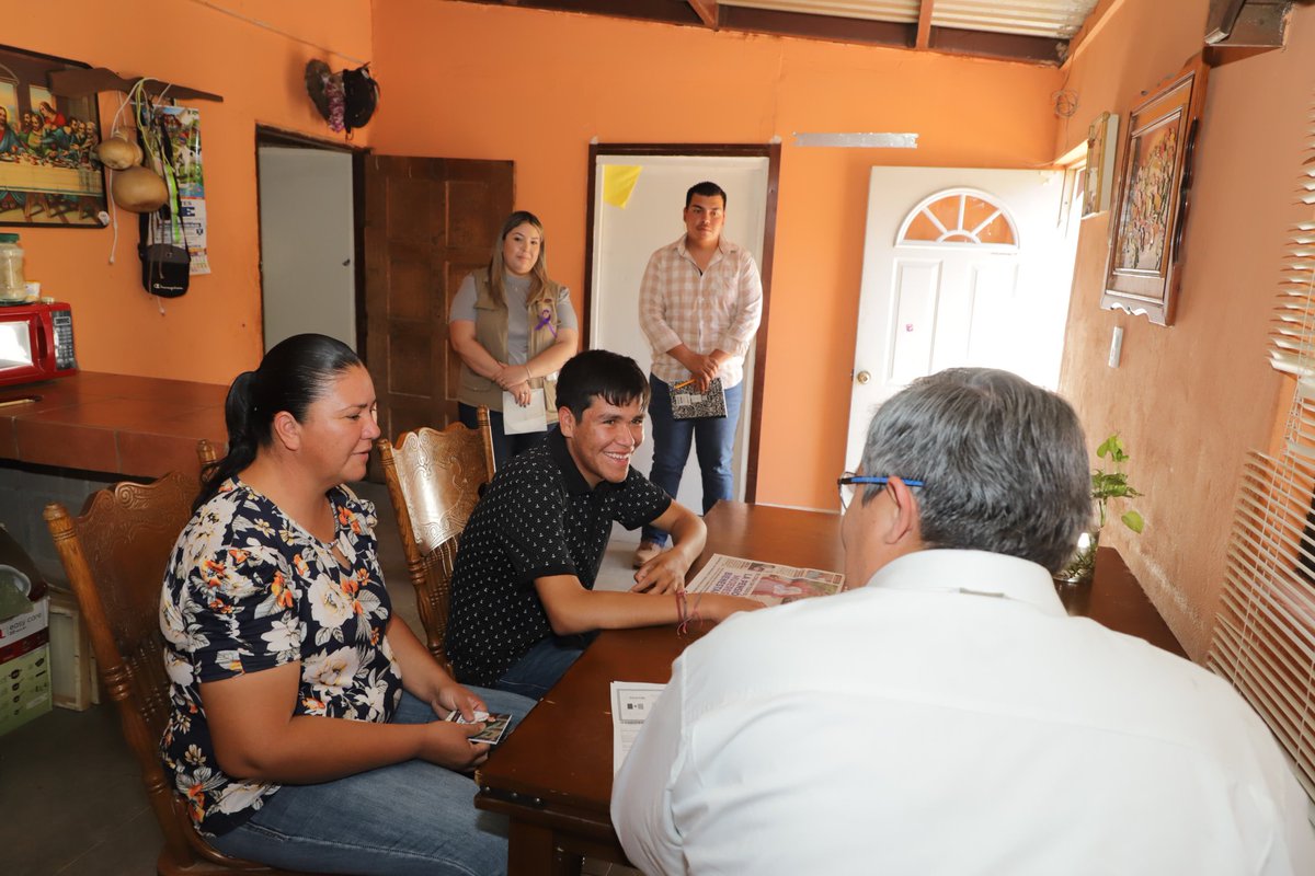 OctavioAlmada1's tweet photo. Buenos días 😁

Esta mañana nos encontramos en la localidad de #Ponida del municipio de #Arivechi 🛣️, empezando este viernes con el Censo de Salud Casa por Casa con el joven José Ubari, beneficiario de la pensión de personas con discapacidad 👨‍🦽👩‍🦽

Con este programa que impulsa la PresidentA 🇲🇽 @Claudiashein, se acercan los servicios de salud también los adultos mayores 👴👵

Día con día se fortalece aún más la Transformación  en #Sonora 💪🙌🫶🇲🇽
