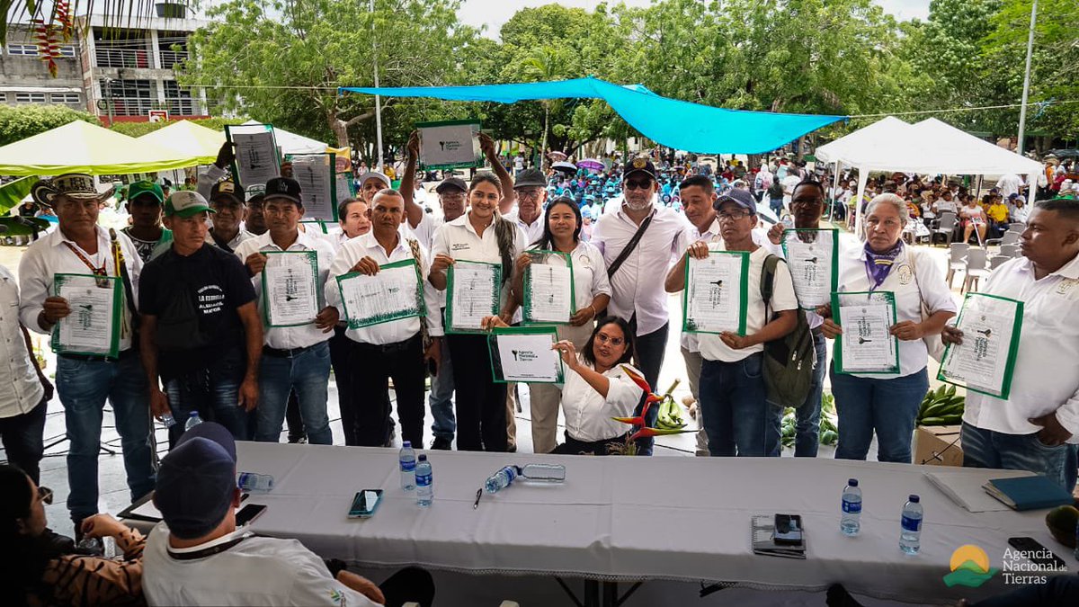 Más de 800 campesinos e indígenas convocados por el Comité Municipal de Reforma Agraria de Canalete (Córdoba) se movilizan por la reforma agraria y las reformas sociales del #gobiernodelcambio. La <a href="/AgenciaTierras/">Agencia Nacional de Tierras</a> acompaña caminando, entregando títulos y brindando servicios.