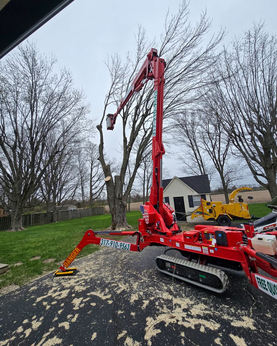 cmcliftna's tweet photo. Our friends at Professional Finish in Indiana are loving their CMC 90HD+ Arbor Pro® and putting it to work, day in and day out! 🌳 #cmclift #cmcnorthamerica #treecare #arborist #spiderlifts #trackedlifts https://t.co/5PeOv1VnVg