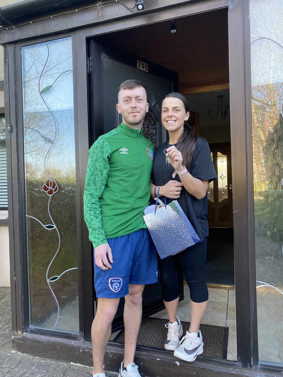 ItsAdamRedmond's tweet photo. A few years of hard work for this moment with the family🏠🔑❤️ https://t.co/7XdDQPGEOt