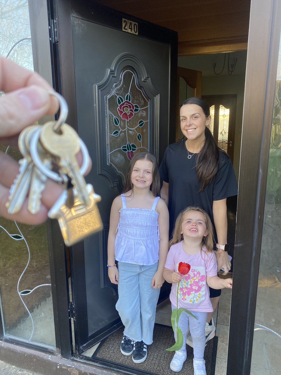 ItsAdamRedmond's tweet photo. A few years of hard work for this moment with the family🏠🔑❤️ https://t.co/7XdDQPGEOt