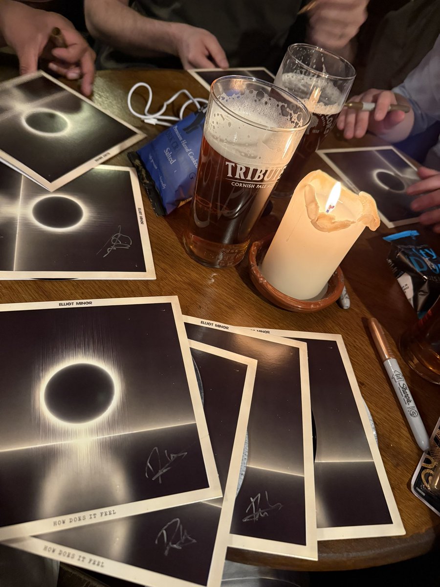 elliotminor's tweet photo. Our merch is complete, vinyls signed, looking damn good, and landing on your doorstep over the next few days!
The vinyl may have essence of old man pub ๐บ
To get merch before tour, last chance to order: https://t.co/FYjmhNZwtS
#elliotminor #merch #finalorders #pintofaleplease https://t.co/S99clVKkaR