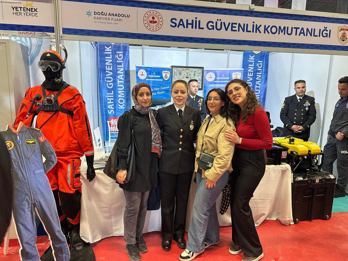 sahilguvkom's tweet photo. Cumhurbaşkanlığı İnsan Kaynakları Ofisi koordinesinde Van Expo Fuar Merkezinde düzenlenen "Yetenek Her Yerde" temalı Bölgesel Kariyer Fuarı'nda vatandaşlarımızla buluştuk.
📍Van
#SahilGüvenlik https://t.co/j4O37yl0Pq