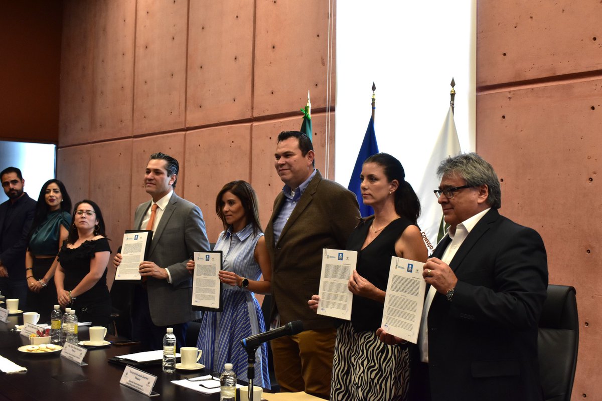 Cámara Tequilera (@camaratequilera) on Twitter photo En la CNIT nos sentimos orgullosos de ser testigos del convenio entre <a href="/gobjalisco/">GobJalisco (✸,✸)🔴💊</a> y @crt_tequila, un paso firme hacia la sostenibilidad en la agroindustria tequilera, reafirmando así el liderazgo de Jalisco en prácticas responsables. En la CNIT nos sentimos orgullosos de ser testigos del convenio entre <a href="/gobjalisco/">GobJalisco (✸,✸)🔴💊</a> y @crt_tequila, un paso firme hacia la sostenibilidad en la agroindustria tequilera, reafirmando así el liderazgo de Jalisco en prácticas responsables.