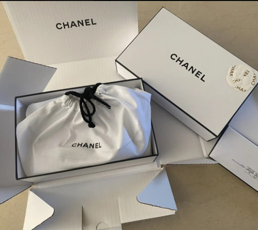 GNyaronga's tweet photo. Today, a friend gave me Chanel lipstick as a gift. Thank you, my dear friend. https://t.co/16zQ7Cv3L0