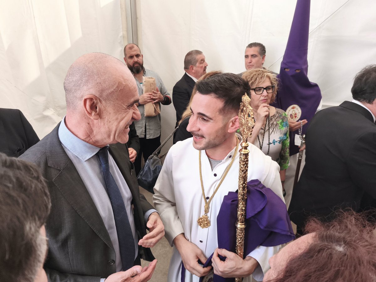 En Bellavista, con su Hermandad de <a href="/DNBellavista/">Hermandad del Dulce Nombre de María</a>, disfrutando de este barrio auténtico que cumple cien años. 

#SSantaSevilla25