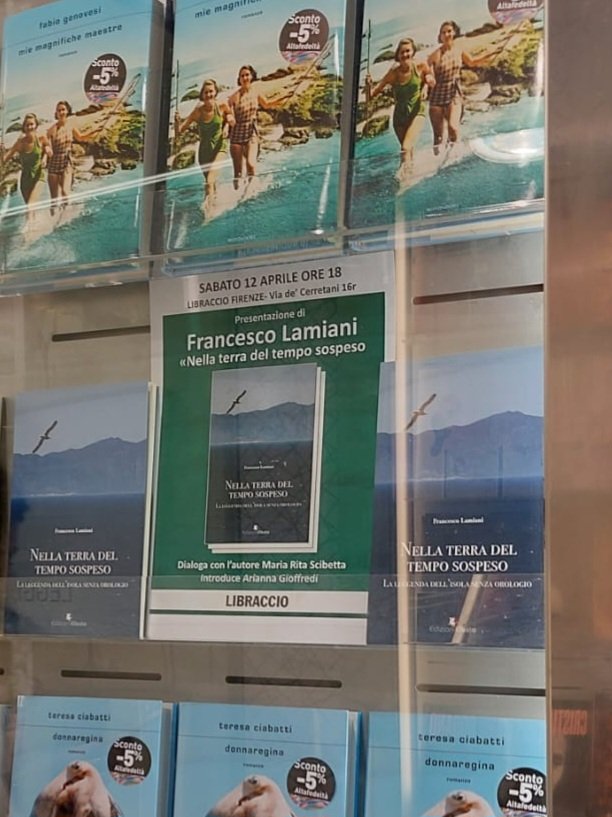 Piccolo momento vanità! Ora a #Firenze <a href="/libraccio/">il libraccio</a>. Grazie a tutti 
!