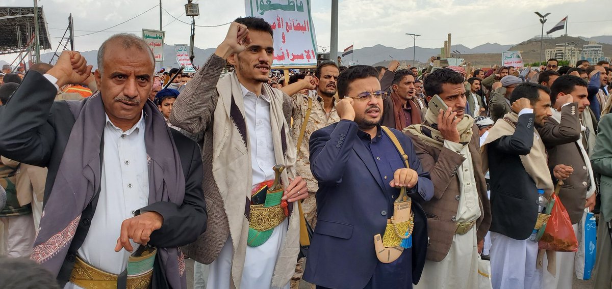اليوم من ميدان السبعين ومن بين الحشود العظيمة للشعب اليمني ، الحشود التي خرجت لتقول لابناء غزة أنتم لستم وحدكم وتقول للأمريكي أنت وعدوانك فاشل ولن نترك غزة بإذن الله ونحن #يمن_الواثقين_بالله