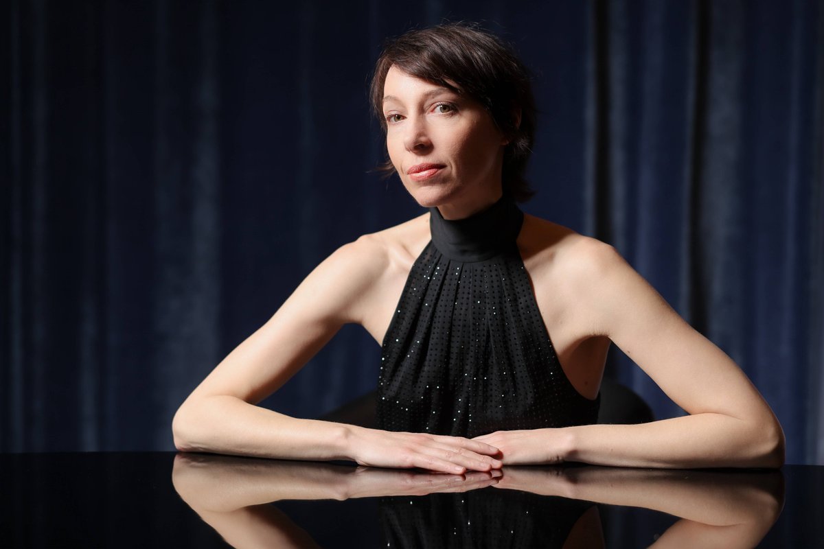 La chanteuse Jeanne Cherhal se dévoile dans "Jeanne", autoportrait sensuel, sensible et engagé qu'elle présente en tournée &gt; urlz.fr/uoyi 🎤🎹#chansonfrançaise #pop #chanson