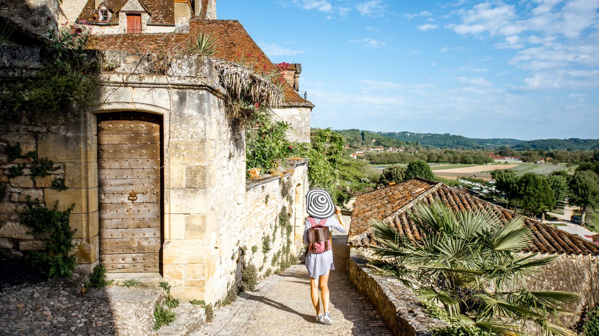 While in the📍 Dordogne, make a stop at Roque Gageac for its medieval charm! 

Replete with cobbled streets, a troglodyte fort and two emblematic landmarks, it is one of France's most beautiful villages. 

📷 rh2010/Adobe Stock 

#ExploreFrance