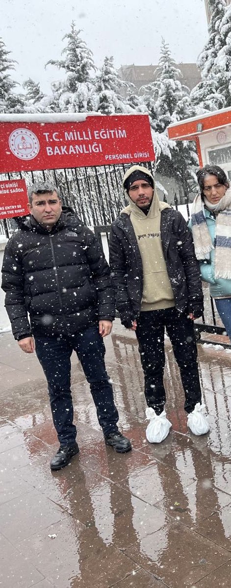 Öğretmenlik mesleğinin onurunu ayaklar altına alan ücretli öğretmenlik vs. uygulamalarınızdan vazgeçin. 
Ücretli öğretmen sayısı kadar atama yapın. 

#ÖğretmeneKabineden68BinAtama