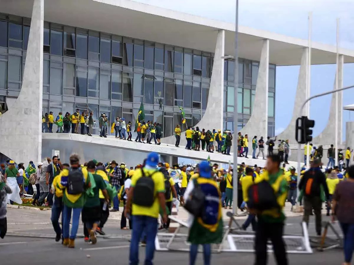 PCO29's tweet photo. O processo do 8 de janeiro vai passar, mas as medidas tomadas pelo STF vão ficar. Rui comenta:

A truculência do STF está sendo questionada no país inteiro. Os bolsonaristas fizeram uma propaganda muito boa contra o STF mostrando o caso da Débora Bezerra, a mulher do batom. Isso foi muito ruim para o STF. Tanto que hoje vi o Lindbergh dizendo que quer negociar no Congresso uma redução das penas para os condenados pelo 8 de janeiro, porque isso aí é um navio que está enchendo de água por todos os buracos. Há uma tendência de rejeição por parte da população — não é popular você pegar o dono de uma pizzaria e dar 17 anos de cadeia pra ele. Não é verossímil dizer que uma cabeleireira estava dando um golpe de Estado.

Eu sou contra esse processo. Sou contra condenar pessoas por uma ação armada quando ninguém estava armado. Sou contra condenar pessoas coletivamente — isso é uma afronta aos direitos democráticos. Esse processo monstruoso do STF está numa crise total. Me parece, inclusive, que a possibilidade de uma anistia ser aprovada no Congresso é muito grande. O que significaria uma derrota de toda essa operação política.

E a esquerda se comprometeu profundamente com essa operação do STF e agora vai ficar com o mico na mão. O STF ficará desprestigiado, mas a esquerda tem um nome a zelar, tem a obrigação de ser um partido popular. E no Brasil, o STF praticamente acabou com a Constituição. Passaram por cima de tanta lei, fizeram tanta coisa digna de ditadura...

Na hora em que essa campanha toda passar, todo mundo vai querer tirar o corpo fora, dizer que não apoiou, etc. O processo do 8 de janeiro vai passar, mas as medidas que o STF tomou — até mesmo antes do processo — vão ficar, e significam a demolição dos direitos no Brasil.