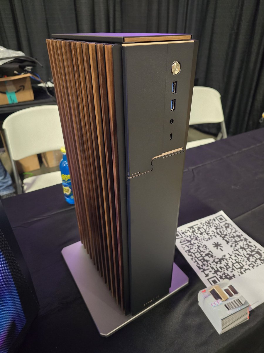 InWin's tweet photo. It's #TGIF, and #PDXLAN is here!!! If in attendance, stop by the #InWin booth to chat, see some sweet products, and win some FREE swag!!! LES GO!!! https://t.co/9EVAzeLKCe