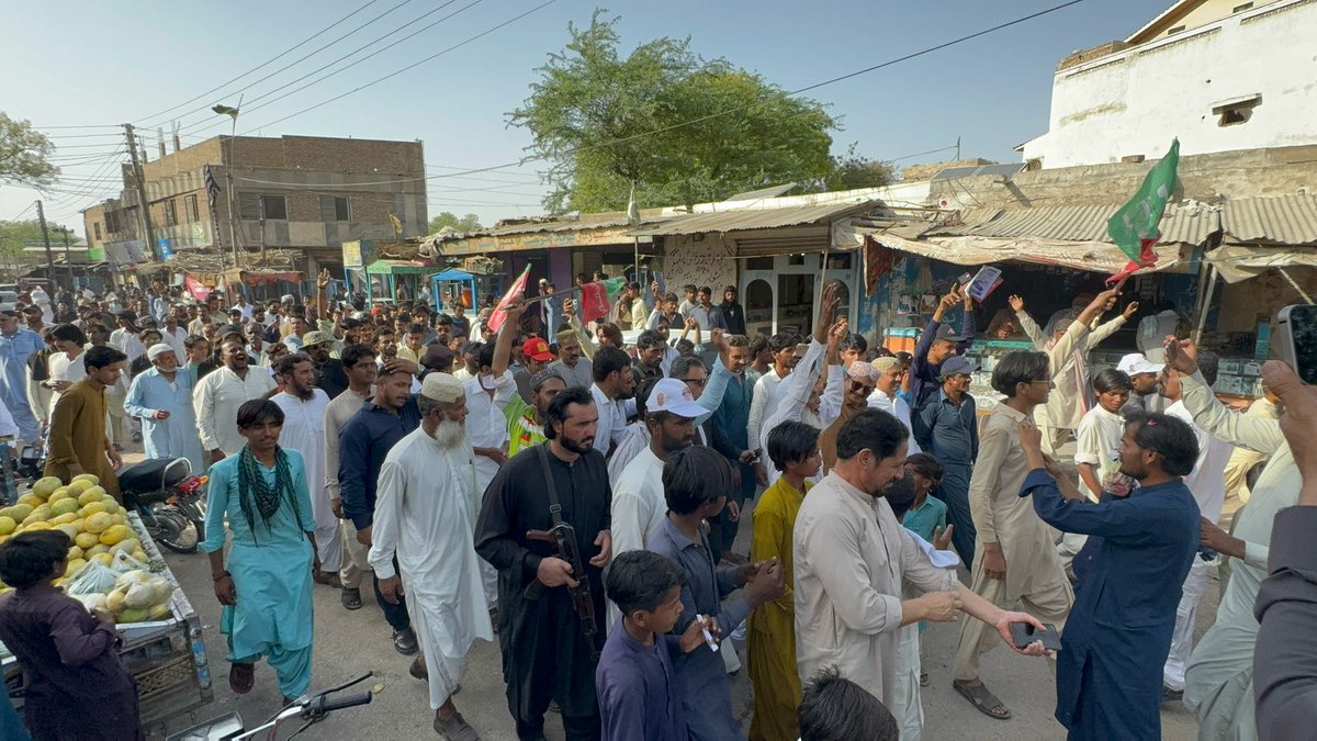ptisindhupdates's tweet photo. صاف چلی شفاف چلی تحریک انصاف چلی !!
این اے 213 عمرکوٹ میں دریاء بچاؤ تحریک و تحریک انصاف کے نامزد امیدوار لال مالہی کے لئے تحریک انصاف سندھ کے صدرحلیم عادل شیخ کی قیادت میں چھور شھر میں شاپ ٹو شاپ کمپین جاری عوام و کارکنان کی بڑی تعداد شریک۔۔!!
 #مور_پہ_ٹھپہ
 #NoMoreCannalsOnIndus