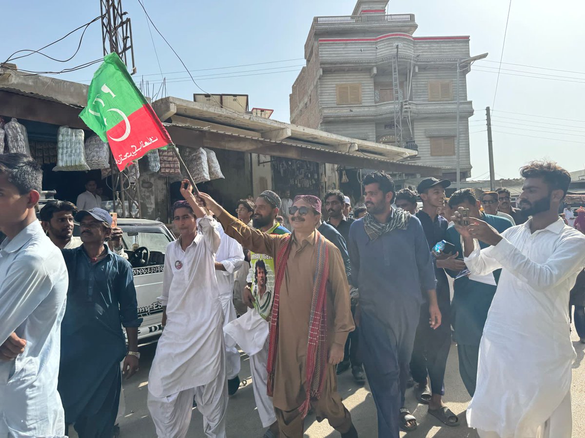 ptisindhupdates's tweet photo. صاف چلی شفاف چلی تحریک انصاف چلی !!
این اے 213 عمرکوٹ میں دریاء بچاؤ تحریک و تحریک انصاف کے نامزد امیدوار لال مالہی کے لئے تحریک انصاف سندھ کے صدرحلیم عادل شیخ کی قیادت میں چھور شھر میں شاپ ٹو شاپ کمپین جاری عوام و کارکنان کی بڑی تعداد شریک۔۔!!
 #مور_پہ_ٹھپہ
 #NoMoreCannalsOnIndus