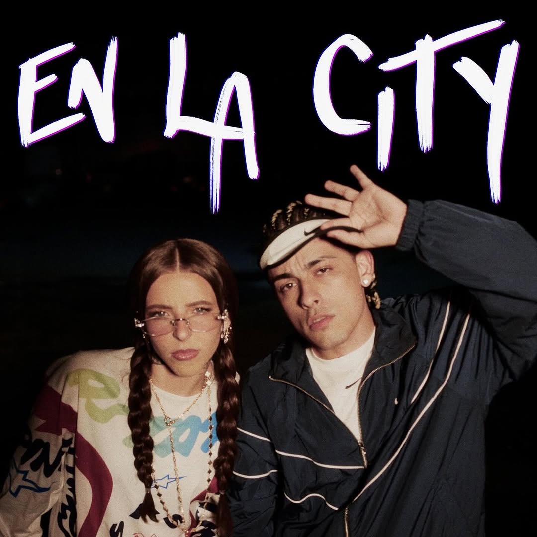 exatv's tweet photo. Trueno y Miko, ¡eso sí es una tormenta!⚡🔥
@TruenoOficiaI y @itsyoungmiko se juntan por primera vez y sueltan una bomba: #ENLACITY 🌆💣
Este temazo es el segundo adelanto del esperado álbum de Trueno 🎤📀
¿Ya escucharon esta colab Exanautas? ¿Qué les pareció? 👀🔥
#Trueno #YoungMiko #EnLaCity #NuevoHit #LanzamientoMusical #LatinTrap #LoNuevo #exatv #exarfrsh