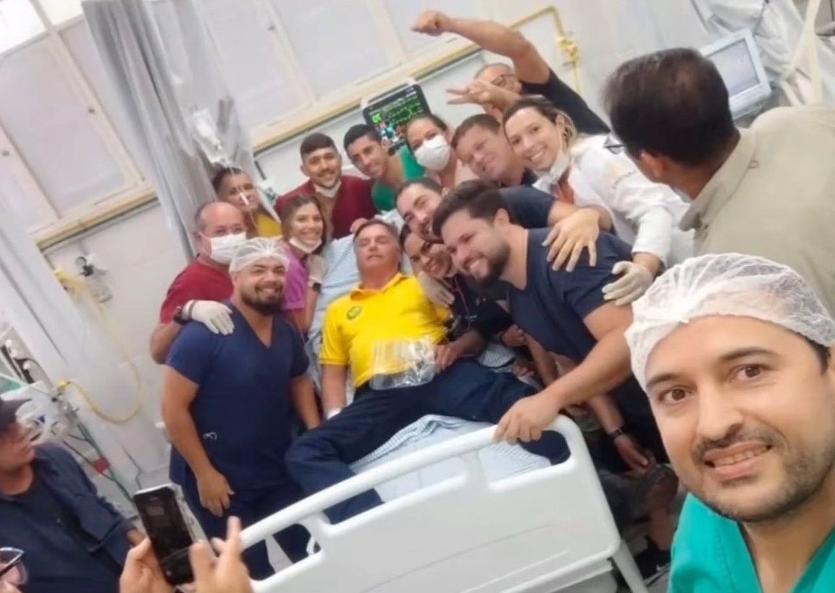 maiconsulivanbr's tweet photo. Os enfermeiros do hospital onde o presidente está internado kkkkkkkkkkkkkkkkkkkkkkkkkkkk https://t.co/vIBYGvShUZ