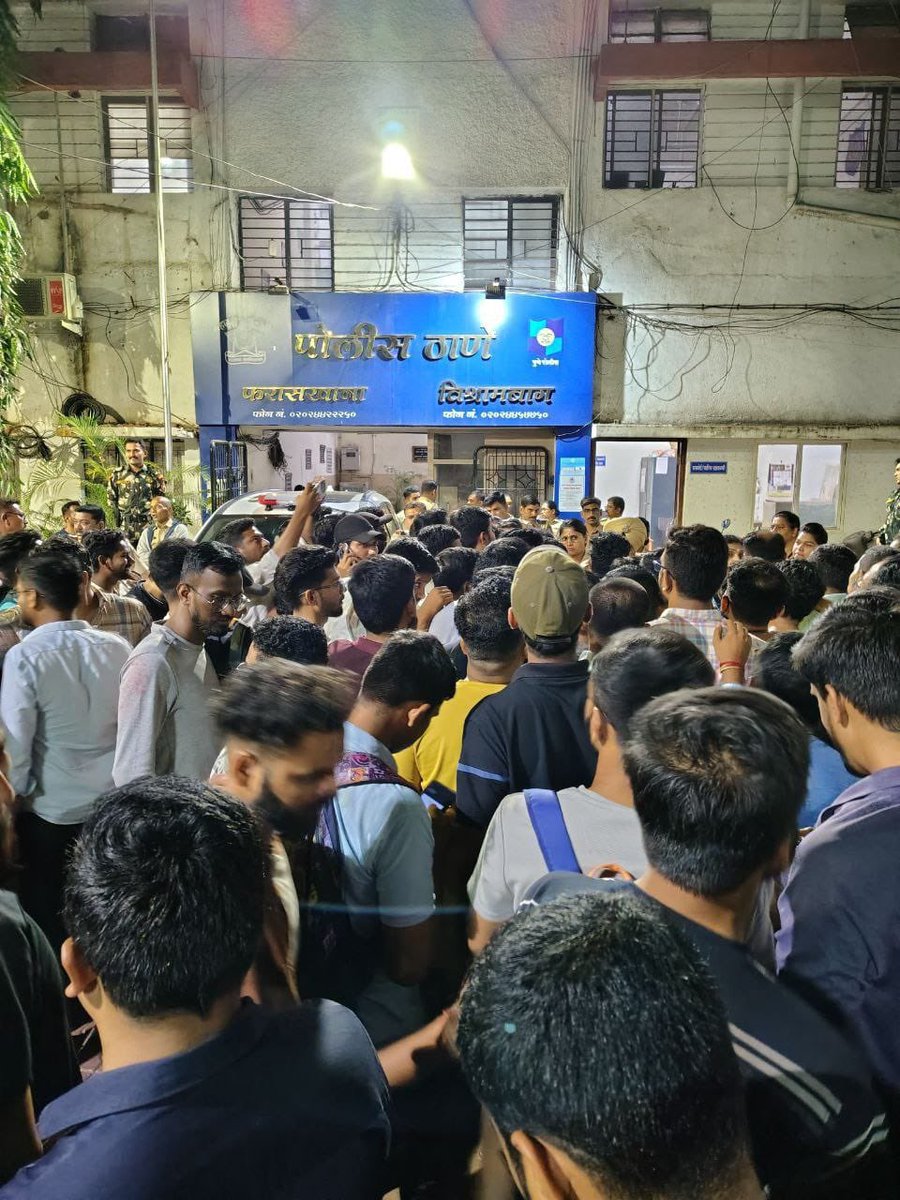 Dhananjay4INC's tweet photo. #MPSC आयोगाच्या अन्यायकारक धोरणांविरोधात विद्यार्थ्यांचा संयम संपतोय!

मा. देवेंद्रजी,

गेल्या अनेक दिवसांपासून संविधानिक मार्गाने, शांततेत पाठपुरावा करूनही
१) राज्यसेवा मुख्य परीक्षा 2024 मधील आरक्षण व तांत्रिक अडचणी
२) कंबाइन्ड पूर्व परीक्षा 2024 मधील जागावाढ
या न्याय्य मागण्यांकडे आयोग व सरकार दुर्लक्ष करत असेल, तर आंदोलनाशिवाय पर्यायच उरत नाही.

आंदोलन करणे गुन्हा आहे का?
पुण्यात शांततामय आंदोलन करणाऱ्या विद्यार्थ्यांना अटक करणं ही लोकशाहीची थट्टा नाही का?

चुका आयोगाच्या आणि शिक्षा परीक्षार्थींना? हे कदापी मान्य होऊ शकणार नाही!

सरकार आणि आयोगाने सर्व विद्यार्थ्यांच्या आक्षेपांवर त्वरित निर्णय घ्यावा आणि अटकेत असलेल्या विद्यार्थ्यांची तात्काळ सुटका करावी.

@Dev_Fadnavis @mpsc_office 

#MPSC2024 #WeStandWithMPSCStudents #VoiceOfStudents #MPSCProtest
#DhananjayShinde #Dhananjay_Shinde