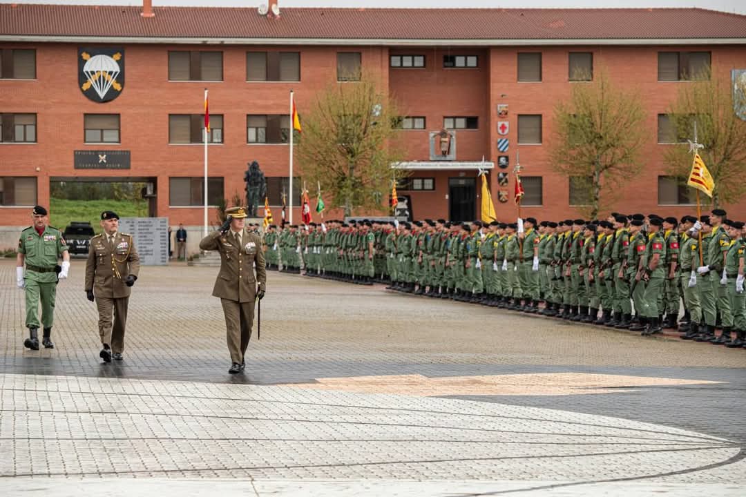 FUTER_ET's tweet photo. Hoy, 11 de abril, se ha celebrado el acto de Toma de Mando del general Gutiérrez Alcalá, como nuevo Jefe de la Brigada "Almogávares" VI de #Paracaidistas, siendo presidido por el teniente general de Fuerza Terrestre #FUTER.
#BRIPAC
#BrigadaParacaidista 
#SomostuEjército https://t.co/o42UgLLM30
