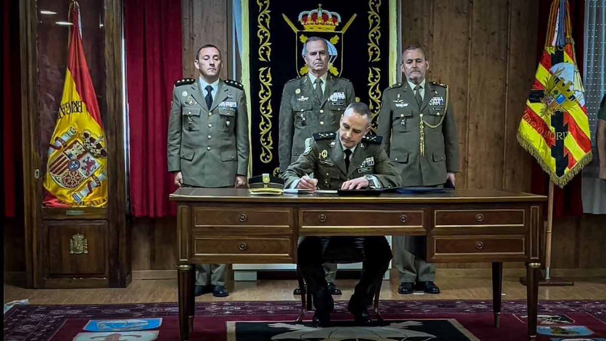 FUTER_ET's tweet photo. Hoy, 11 de abril, se ha celebrado el acto de Toma de Mando del general Gutiérrez Alcalá, como nuevo Jefe de la Brigada "Almogávares" VI de #Paracaidistas, siendo presidido por el teniente general de Fuerza Terrestre #FUTER.
#BRIPAC
#BrigadaParacaidista 
#SomostuEjército https://t.co/o42UgLLM30