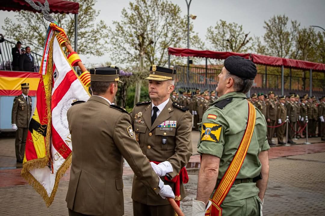 FUTER_ET's tweet photo. Hoy, 11 de abril, se ha celebrado el acto de Toma de Mando del general Gutiérrez Alcalá, como nuevo Jefe de la Brigada "Almogávares" VI de #Paracaidistas, siendo presidido por el teniente general de Fuerza Terrestre #FUTER.
#BRIPAC
#BrigadaParacaidista 
#SomostuEjército https://t.co/o42UgLLM30