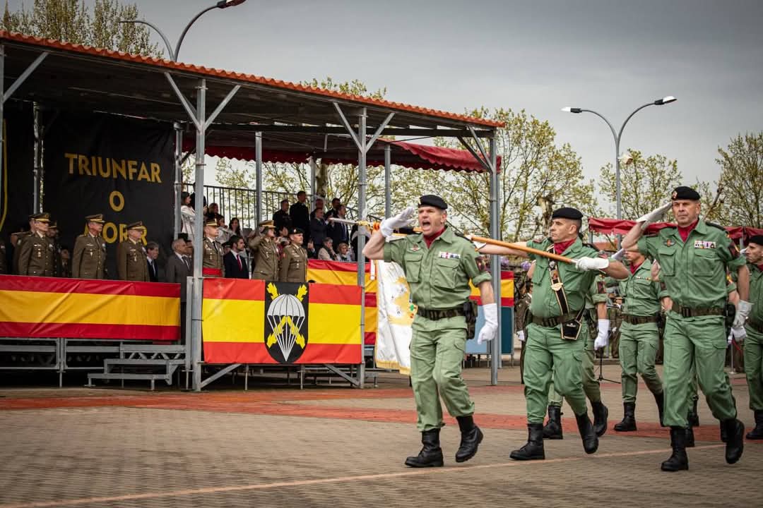 FUTER_ET's tweet photo. Hoy, 11 de abril, se ha celebrado el acto de Toma de Mando del general Gutiérrez Alcalá, como nuevo Jefe de la Brigada "Almogávares" VI de #Paracaidistas, siendo presidido por el teniente general de Fuerza Terrestre #FUTER.
#BRIPAC
#BrigadaParacaidista 
#SomostuEjército https://t.co/o42UgLLM30