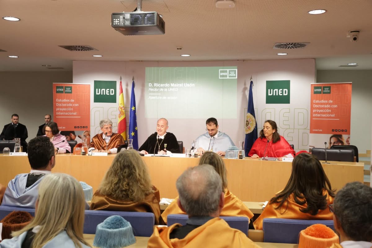 UNEDOurense's tweet photo. 🎓Compromiso con la ciencia y la transformación social

La @UNED celebró el II Día del Doctorado con nuevos doctores que representan la excelencia académica, ética y la justicia social. Según @rmairal  la universidad debe garantizar el conocimiento⬇️
https://t.co/CiOt81FONS https://t.co/ed0Ah4tn6M