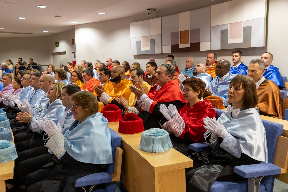 UNEDOurense's tweet photo. 🎓Compromiso con la ciencia y la transformación social

La @UNED celebró el II Día del Doctorado con nuevos doctores que representan la excelencia académica, ética y la justicia social. Según @rmairal  la universidad debe garantizar el conocimiento⬇️
https://t.co/CiOt81FONS https://t.co/ed0Ah4tn6M
