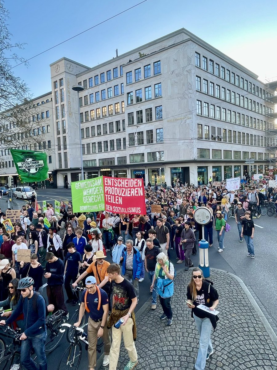 sozialismus_ch's tweet image. [Zürich] Globaler Klimastreik: für eine ökologische Klassenpolitik!

#klimastreik #climatestrike #fff #SystemChangeNotClimateChange #Ökosozialismus