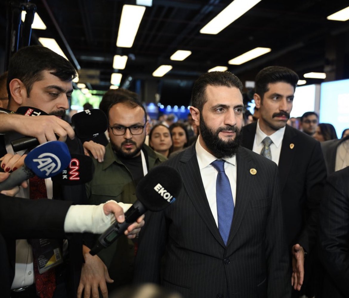 mustafa_habesh's tweet photo. حديث الإعلام ووجهة الصحفيين الرئيس السوري أحمد الشرع… من خنادق إدلب إلى منصات المؤتمرات الدولية.

حق للسوريين أن يفتخروا برئيسهم ♥️ https://t.co/gKK5LwEYKr